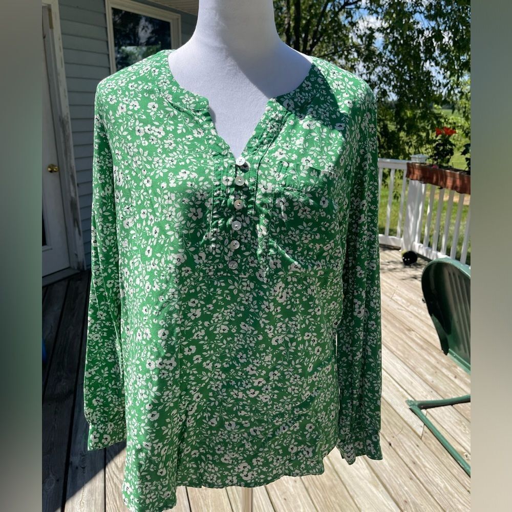 J.JILL WORN ONCE M KELLY GREEN AND WHITE SUPER CUTE BLOUSE DRESSY OR CASUAL  MD